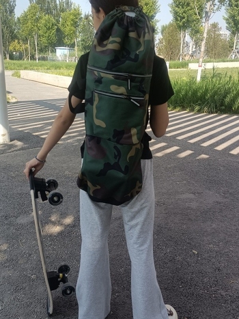 Sporta mugursoma skateboardam ar biezāku dibenu, izturīga un viegla; plecu siksnas ar gaisa spilventiņu; ietilps tenisa/badminton raketes, makšķerēšanas nūjas un jogas paklājiņu