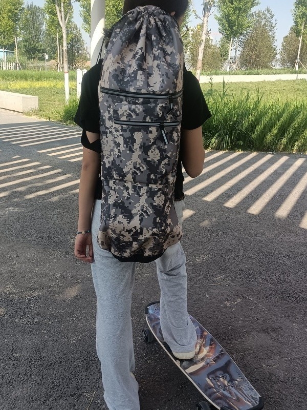 Sporta mugursoma skateboardam ar biezāku dibenu, izturīga un viegla; plecu siksnas ar gaisa spilventiņu; ietilps tenisa/badminton raketes, makšķerēšanas nūjas un jogas paklājiņu