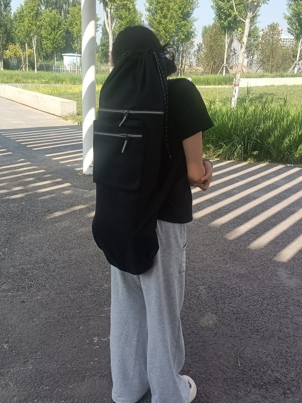 Sporta mugursoma skateboardam ar biezāku dibenu, izturīga un viegla; plecu siksnas ar gaisa spilventiņu; ietilps tenisa/badminton raketes, makšķerēšanas nūjas un jogas paklājiņu
