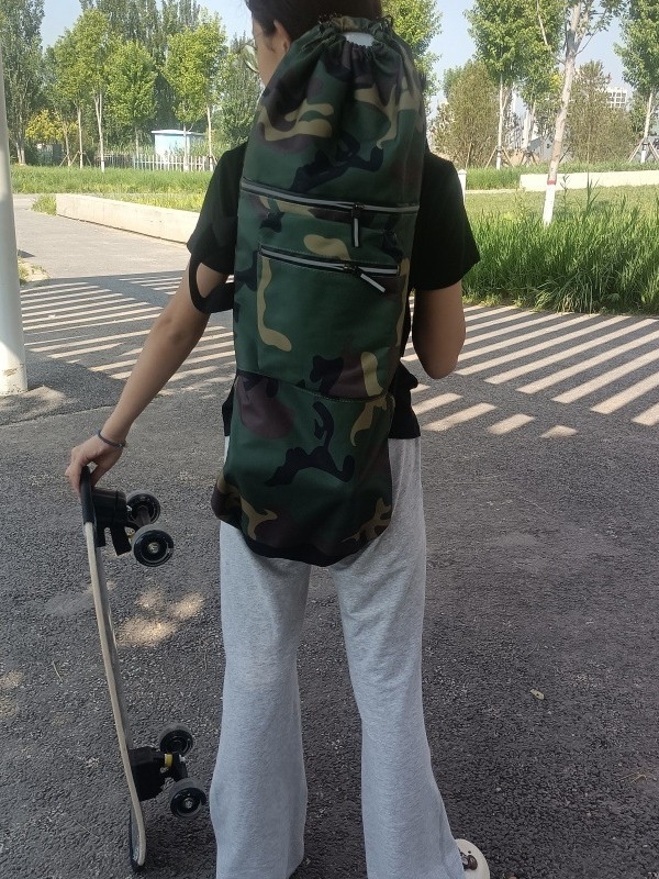 Sporta mugursoma skateboardam ar biezāku dibenu, izturīga un viegla; plecu siksnas ar gaisa spilventiņu; ietilps tenisa/badminton raketes, makšķerēšanas nūjas un jogas paklājiņu