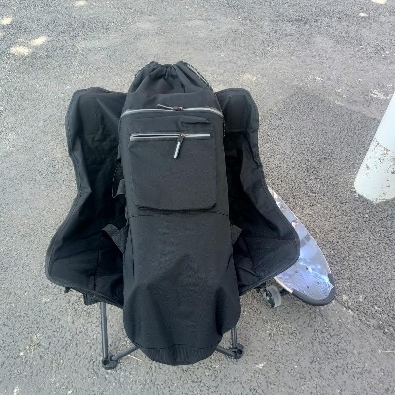 Sporta mugursoma skateboardam ar biezāku dibenu, izturīga un viegla; plecu siksnas ar gaisa spilventiņu; ietilps tenisa/badminton raketes, makšķerēšanas nūjas un jogas paklājiņu