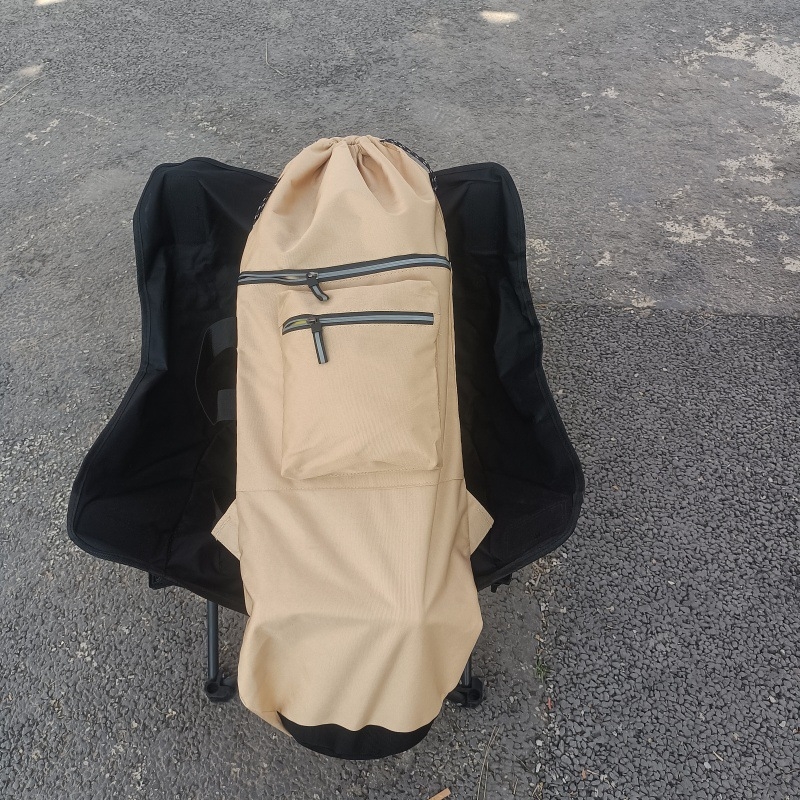 Sporta mugursoma skateboardam ar biezāku dibenu, izturīga un viegla; plecu siksnas ar gaisa spilventiņu; ietilps tenisa/badminton raketes, makšķerēšanas nūjas un jogas paklājiņu