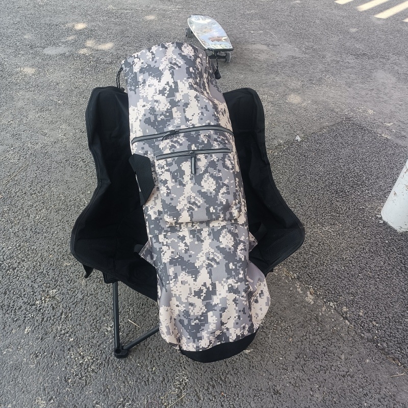 Sporta mugursoma skateboardam ar biezāku dibenu, izturīga un viegla; plecu siksnas ar gaisa spilventiņu; ietilps tenisa/badminton raketes, makšķerēšanas nūjas un jogas paklājiņu