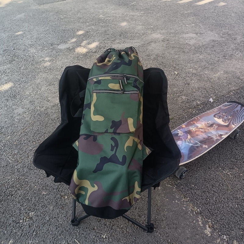 Sporta mugursoma skateboardam ar biezāku dibenu, izturīga un viegla; plecu siksnas ar gaisa spilventiņu; ietilps tenisa/badminton raketes, makšķerēšanas nūjas un jogas paklājiņu