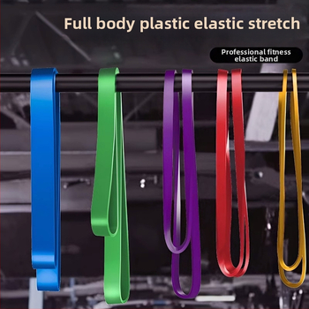 Elastīgā trenēšanās lenta ar palīdzības jostu, piemērota vilkšanai uz augšu (pull-ups), spēka treniņiem un izstiepšanai