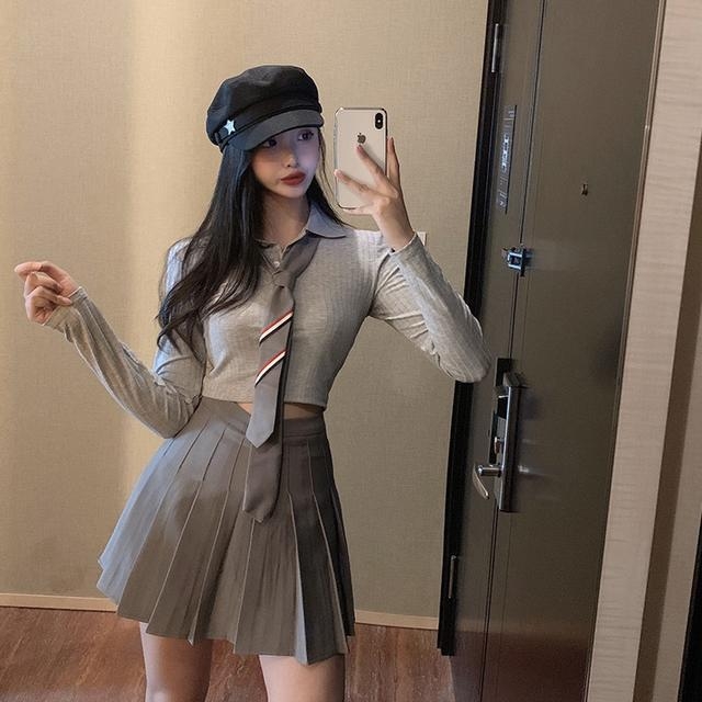 Divu gabalu komplekts Korejas stilā: adīts tops ar garām piedurknēm un plisēta svārki, chenille audums ar elastānu līdz 30%, biroja stila rudens-ziemai.