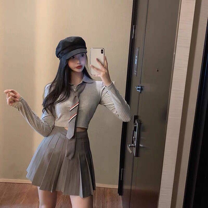 Divu gabalu komplekts Korejas stilā: adīts tops ar garām piedurknēm un plisēta svārki, chenille audums ar elastānu līdz 30%, biroja stila rudens-ziemai.