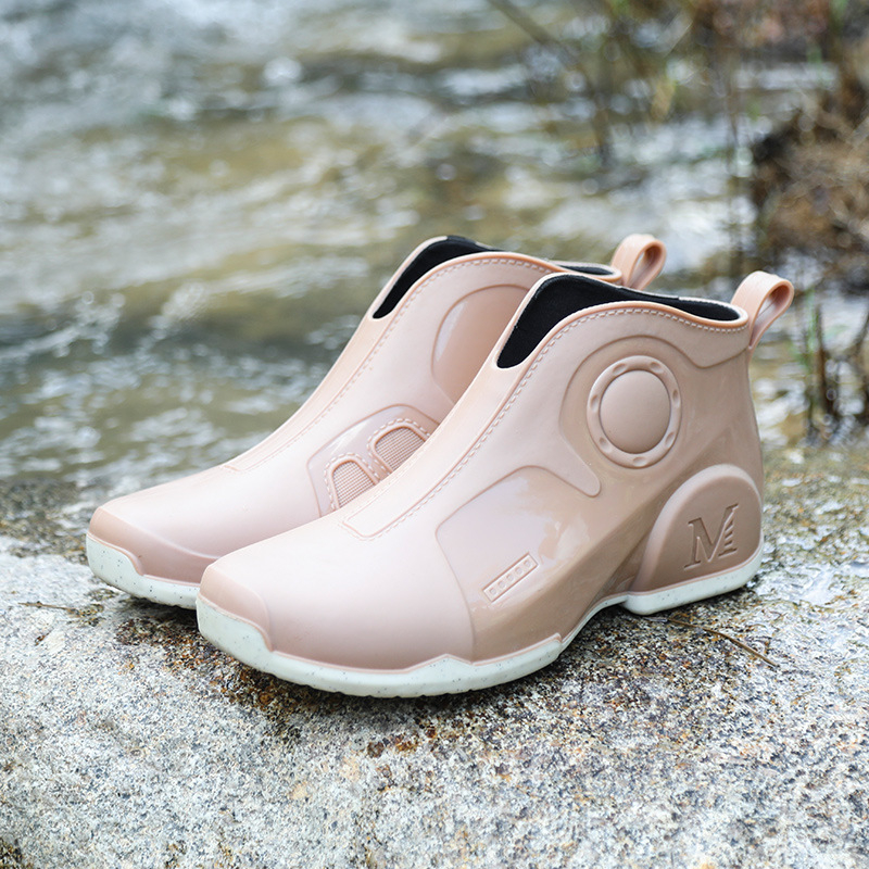 Vīriešu zemie lietus zābaki, ūdensnecaurlaidīga plastmasas augšdaļa, pretslīdēšanas zole, sietaina iekšpuse, apaļa pirksta forma