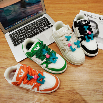 Sieviešu ādas sporta kurpes ar bieza gumijas zoli, šņorējamas, PU iekšējā zole, apaļš purns, vidēja augšdaļa vai zems augšdaļas, elpojošas un pretklejošas