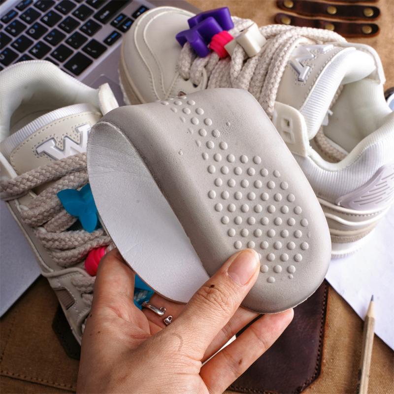 Sieviešu ādas sporta kurpes ar bieza gumijas zoli, šņorējamas, PU iekšējā zole, apaļš purns, vidēja augšdaļa vai zems augšdaļas, elpojošas un pretklejošas