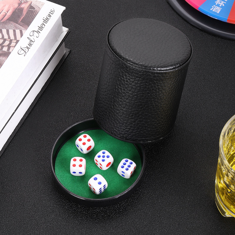 Set kockica s kožnim velurom i utišavajućim čašom i bazom — prilagodljiv za igre u baru i karte