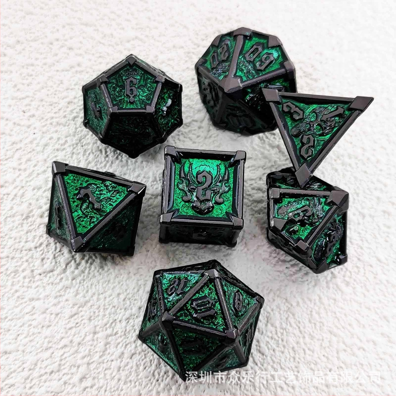 7 kauli no cinka sakausējuma ar noapaļotiem stūriem D&D galda spēlei