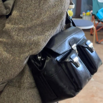 Messenger torba od prvoklasne kože, s platnenom podlogom, otvaranje s kapom, unutarnja džep sa zipom.