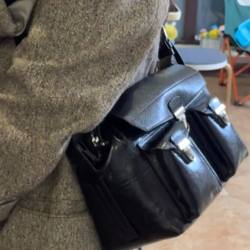 Messenger torba od prvoklasne kože, s platnenom podlogom, otvaranje s kapom, unutarnja džep sa zipom.