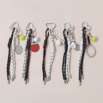 Mandu rakto grandinėlė — plastmasė, šiuolaikinio meno stilius, dovana poroms ir draugams