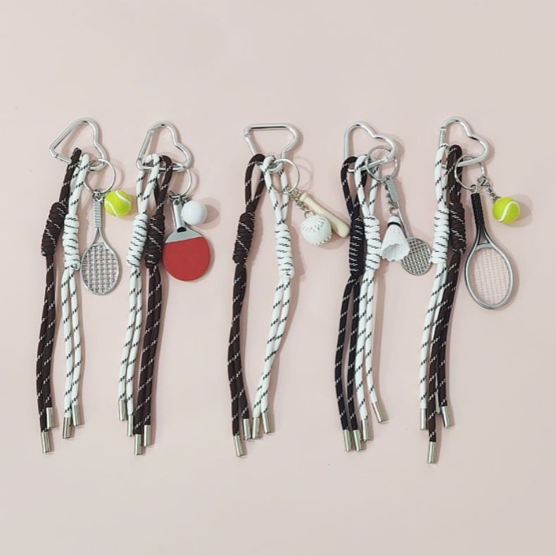 Mandu rakto grandinėlė — plastmasė, šiuolaikinio meno stilius, dovana poroms ir draugams