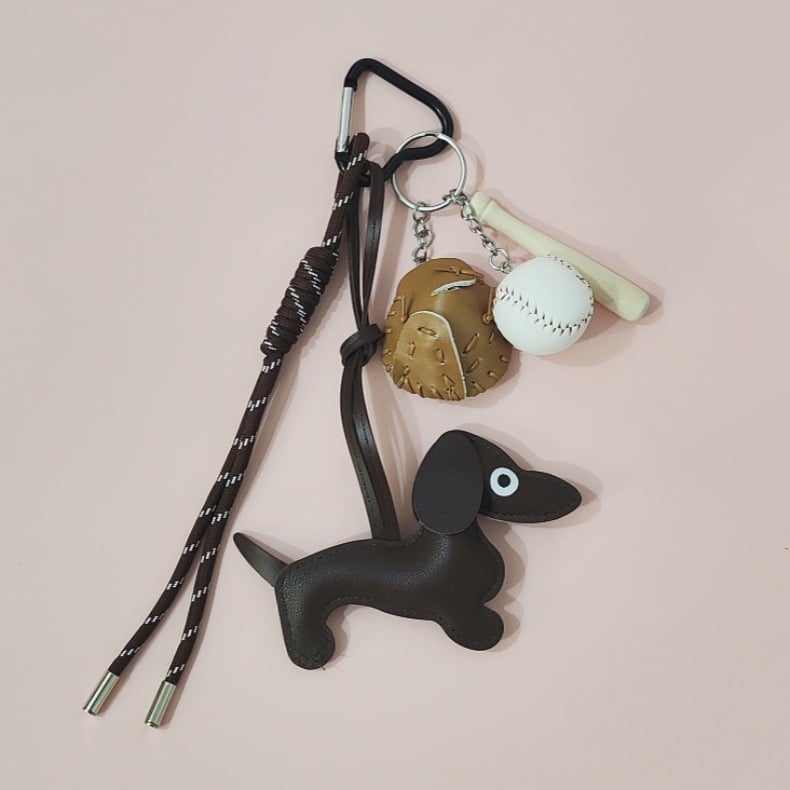 Mandu rakto grandinėlė — plastmasė, šiuolaikinio meno stilius, dovana poroms ir draugams