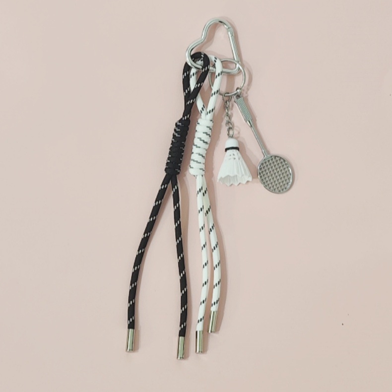 Mandu rakto grandinėlė — plastmasė, šiuolaikinio meno stilius, dovana poroms ir draugams