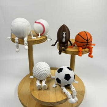 Sėdinti figūrėlė kaip papuošalas su šešiais sportais: futbolas, krepšinis, regbis, golfas, beisbolas, tinklinis • 3D spausdinimas PLA • Šiuolaikinio meno stilius