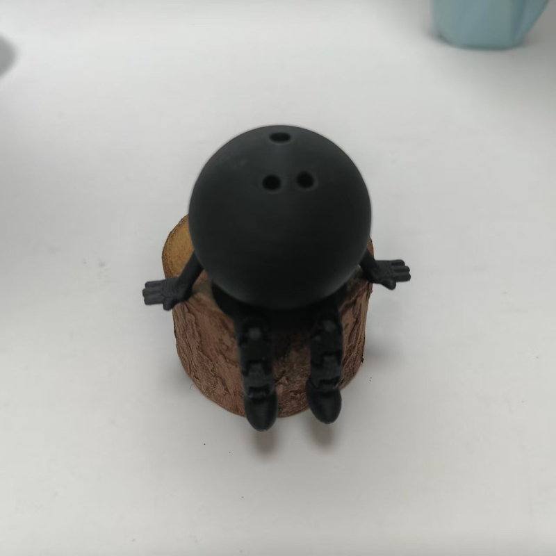 Sėdinti figūrėlė kaip papuošalas su šešiais sportais: futbolas, krepšinis, regbis, golfas, beisbolas, tinklinis • 3D spausdinimas PLA • Šiuolaikinio meno stilius