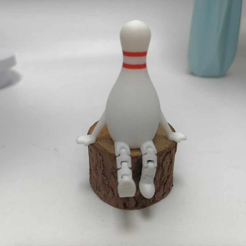 Sėdinti figūrėlė kaip papuošalas su šešiais sportais: futbolas, krepšinis, regbis, golfas, beisbolas, tinklinis • 3D spausdinimas PLA • Šiuolaikinio meno stilius