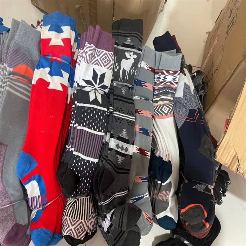 Unisex slēpošanas zeķes līdz ceļiem, 80–90% kokvilna, sviedru uzsūkšana, adījums ar vienu adatu