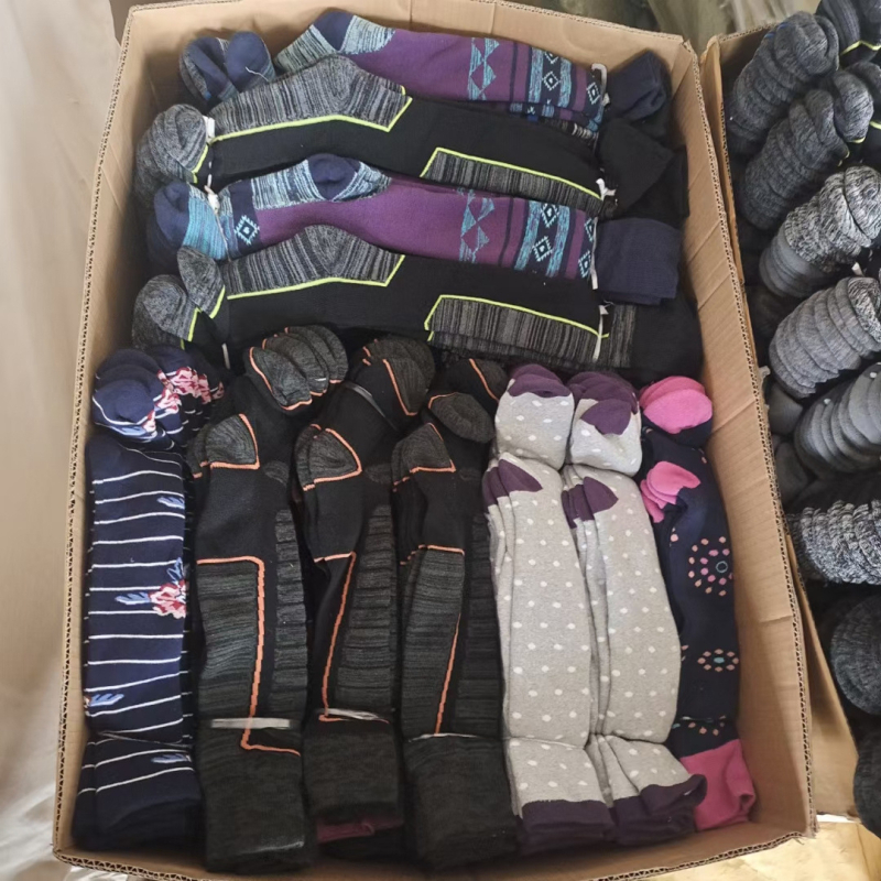 Unisex slēpošanas zeķes līdz ceļiem, 80–90% kokvilna, sviedru uzsūkšana, adījums ar vienu adatu