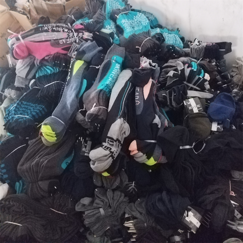 Unisex slēpošanas zeķes līdz ceļiem, 80–90% kokvilna, sviedru uzsūkšana, adījums ar vienu adatu