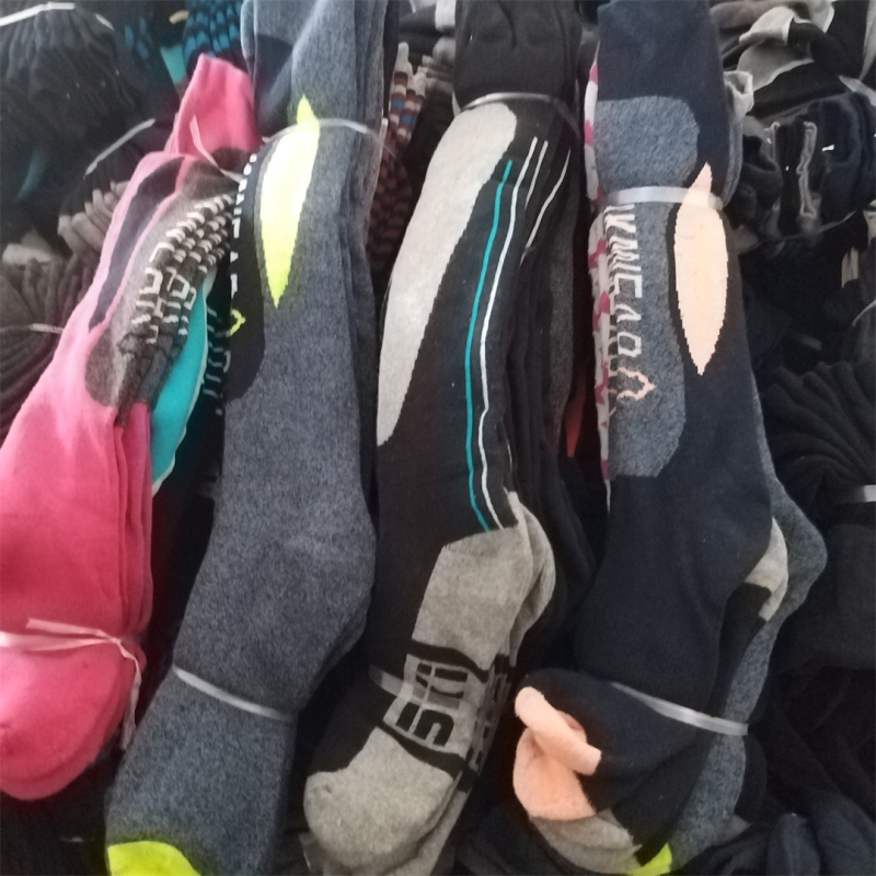 Unisex slēpošanas zeķes līdz ceļiem, 80–90% kokvilna, sviedru uzsūkšana, adījums ar vienu adatu