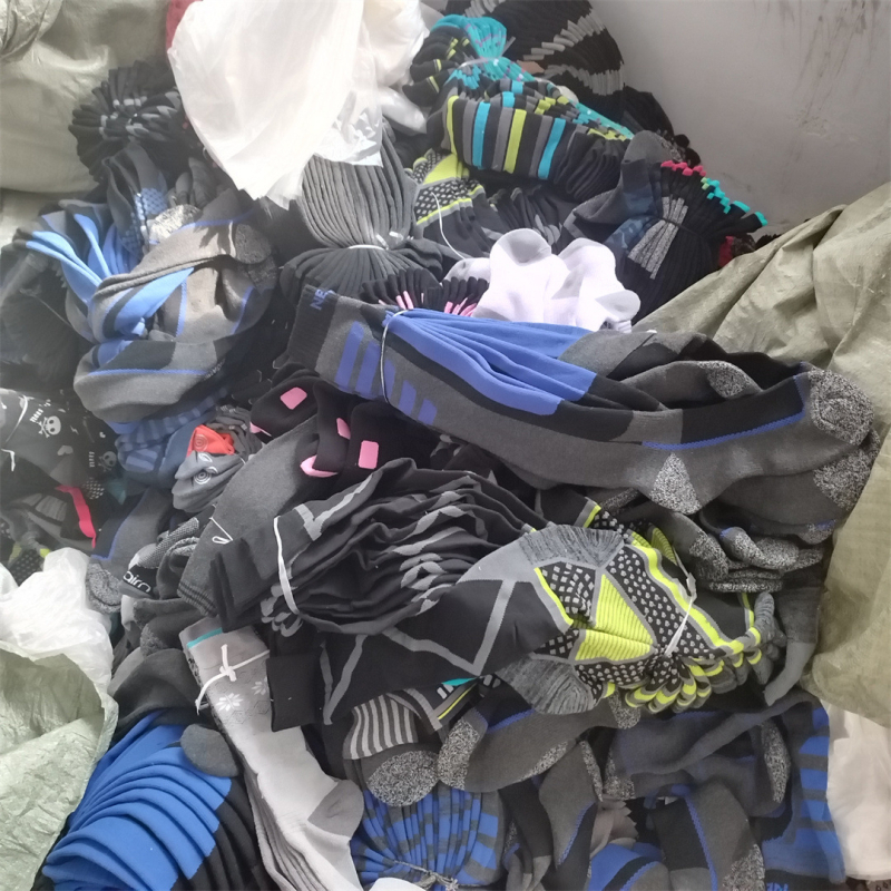 Unisex slēpošanas zeķes līdz ceļiem, 80–90% kokvilna, sviedru uzsūkšana, adījums ar vienu adatu