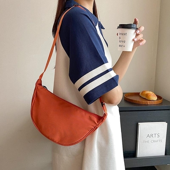 Ženska crossbody torbica od pletenog materijala, mala kvadratna torba, vodoravni oblik, zatvarač, poliester podstava