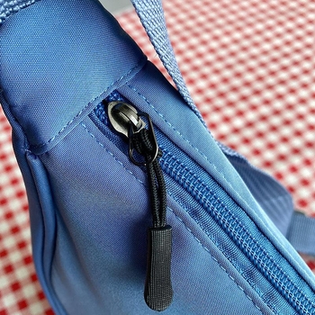 Ženska crossbody torbica od pletenog materijala, mala kvadratna torba, vodoravni oblik, zatvarač, poliester podstava