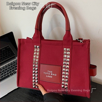 PU tote táska – cipzár, vászon bélés, vízszintes négyzet alak, mobiltelefon zseb, egy vállpánt