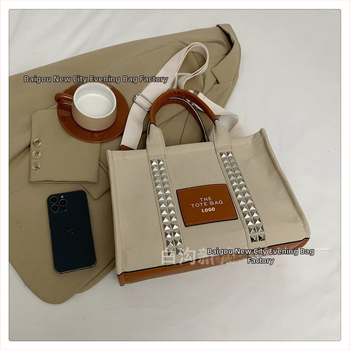 PU tote táska – cipzár, vászon bélés, vízszintes négyzet alak, mobiltelefon zseb, egy vállpánt