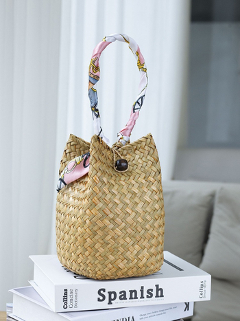 Rokā pīta salmu soma, apaļas formas, atvērums ar āķi, iekšējais rāvējslēdzēja kabatiņa, bez oderes