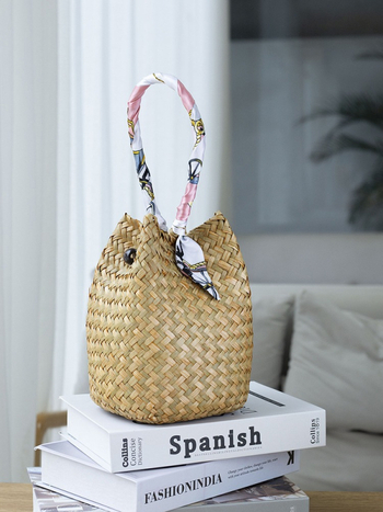 Rokā pīta salmu soma, apaļas formas, atvērums ar āķi, iekšējais rāvējslēdzēja kabatiņa, bez oderes