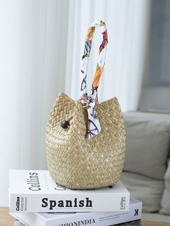 Rokā pīta salmu soma, apaļas formas, atvērums ar āķi, iekšējais rāvējslēdzēja kabatiņa, bez oderes