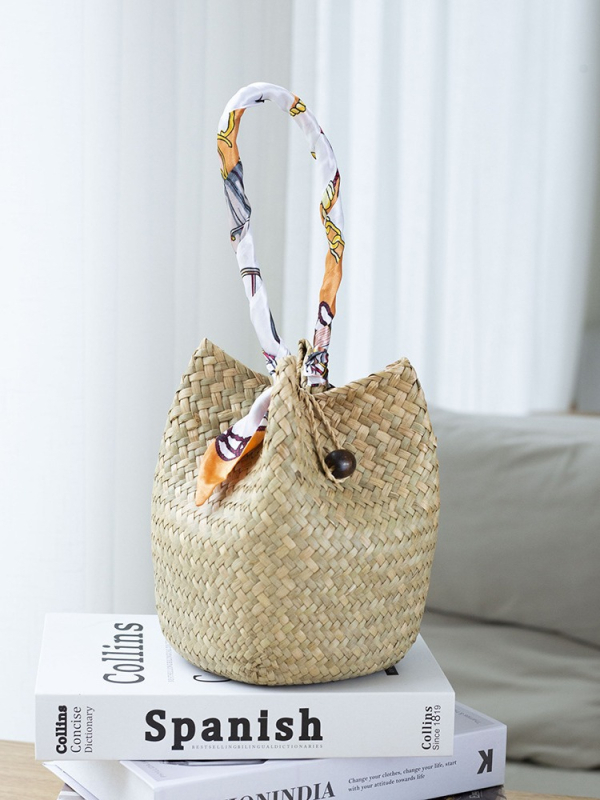 Rokā pīta salmu soma, apaļas formas, atvērums ar āķi, iekšējais rāvējslēdzēja kabatiņa, bez oderes