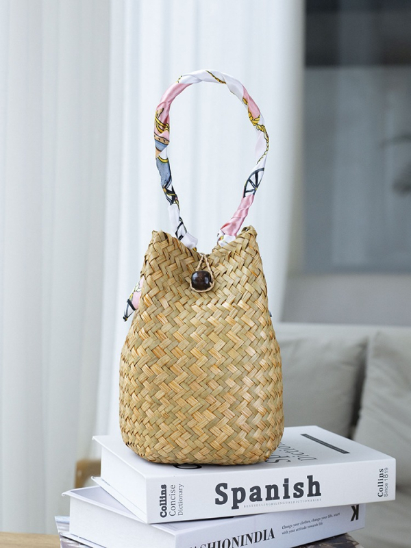 Rokā pīta salmu soma, apaļas formas, atvērums ar āķi, iekšējais rāvējslēdzēja kabatiņa, bez oderes