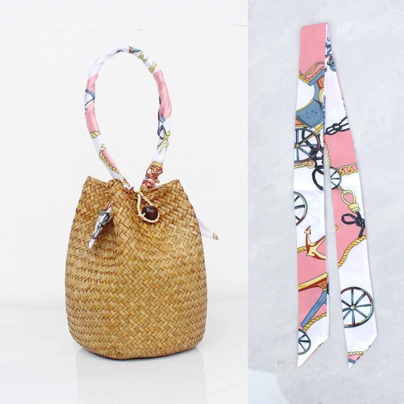 Rokā pīta salmu soma, apaļas formas, atvērums ar āķi, iekšējais rāvējslēdzēja kabatiņa, bez oderes