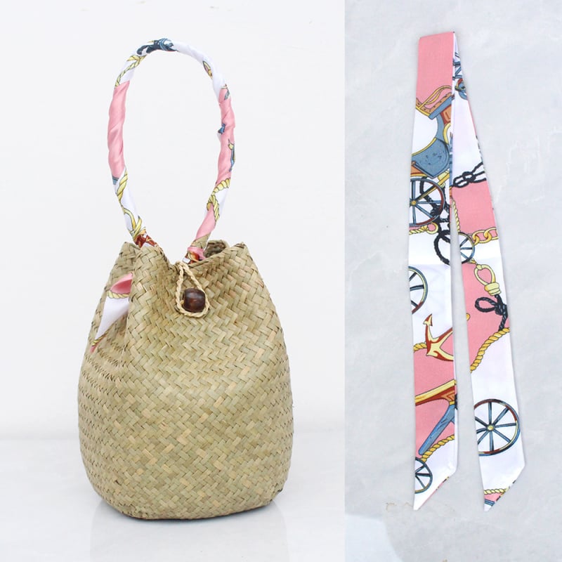 Rokā pīta salmu soma, apaļas formas, atvērums ar āķi, iekšējais rāvējslēdzēja kabatiņa, bez oderes