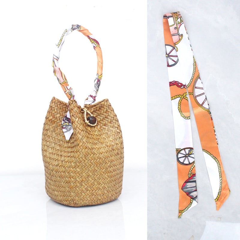 Rokā pīta salmu soma, apaļas formas, atvērums ar āķi, iekšējais rāvējslēdzēja kabatiņa, bez oderes