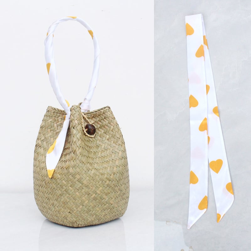 Rokā pīta salmu soma, apaļas formas, atvērums ar āķi, iekšējais rāvējslēdzēja kabatiņa, bez oderes