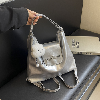 PU anyagú hátizsák, városi minimalistikus stílus, vödör alakú forma, cipzáras zárás, dupla vállpánt