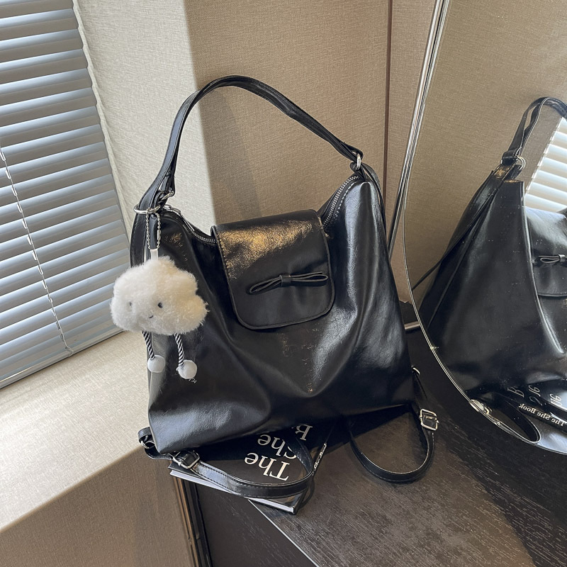 PU anyagú hátizsák, városi minimalistikus stílus, vödör alakú forma, cipzáras zárás, dupla vállpánt