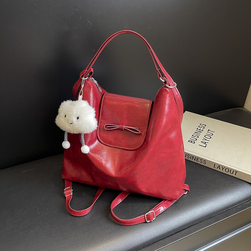 PU anyagú hátizsák, városi minimalistikus stílus, vödör alakú forma, cipzáras zárás, dupla vállpánt