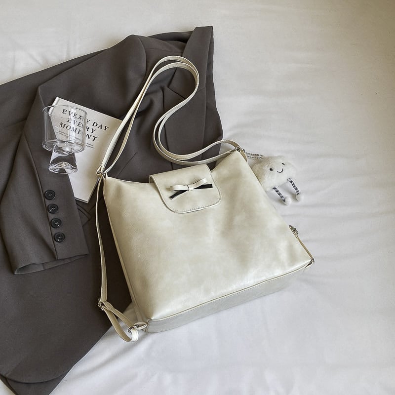 PU anyagú hátizsák, városi minimalistikus stílus, vödör alakú forma, cipzáras zárás, dupla vállpánt