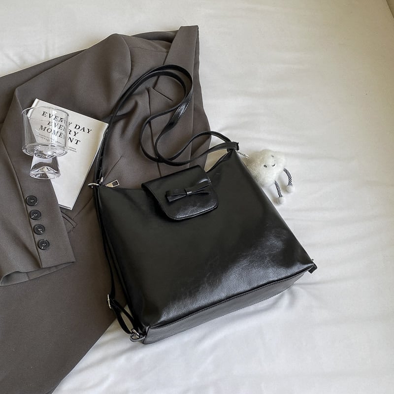PU anyagú hátizsák, városi minimalistikus stílus, vödör alakú forma, cipzáras zárás, dupla vállpánt