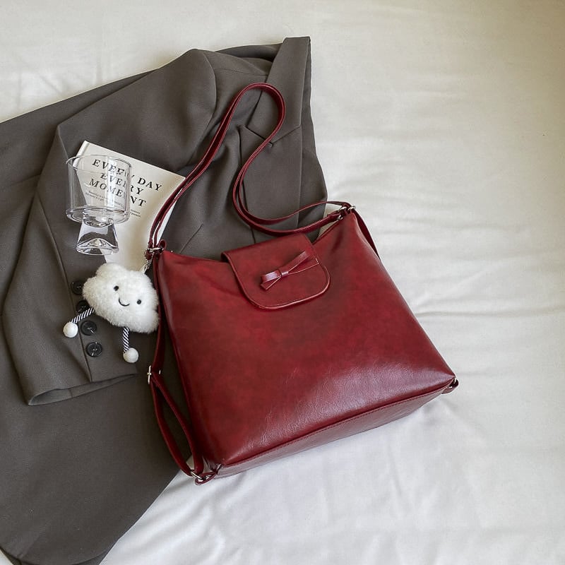 PU anyagú hátizsák, városi minimalistikus stílus, vödör alakú forma, cipzáras zárás, dupla vállpánt