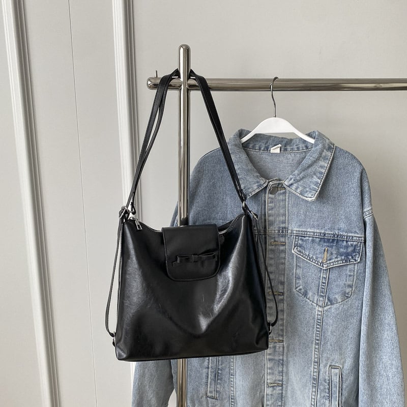 PU anyagú hátizsák, városi minimalistikus stílus, vödör alakú forma, cipzáras zárás, dupla vállpánt